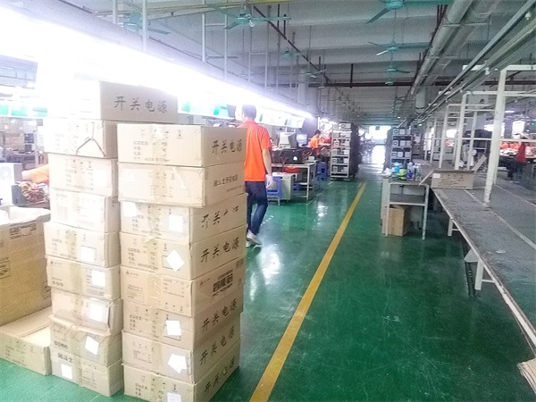 江蘇-紙箱側面貼標使用現(xiàn)場